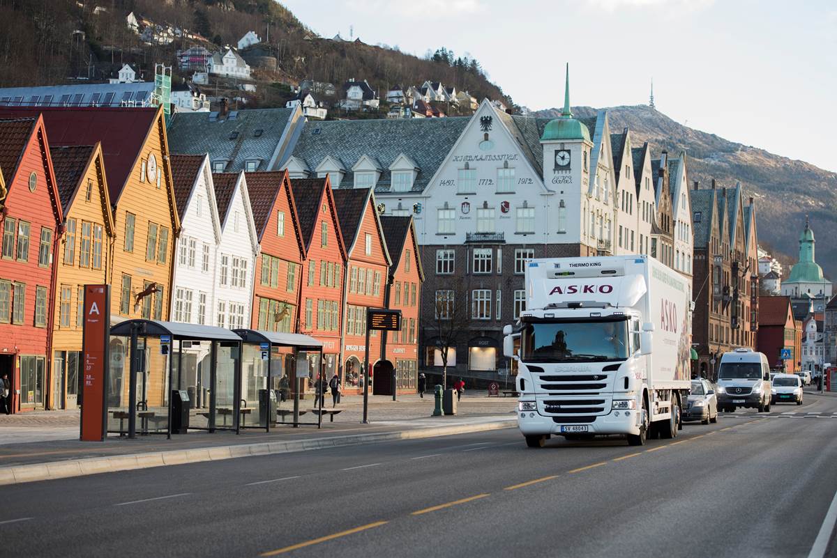 ASKO lastebil kjører på bryggen i Bergen