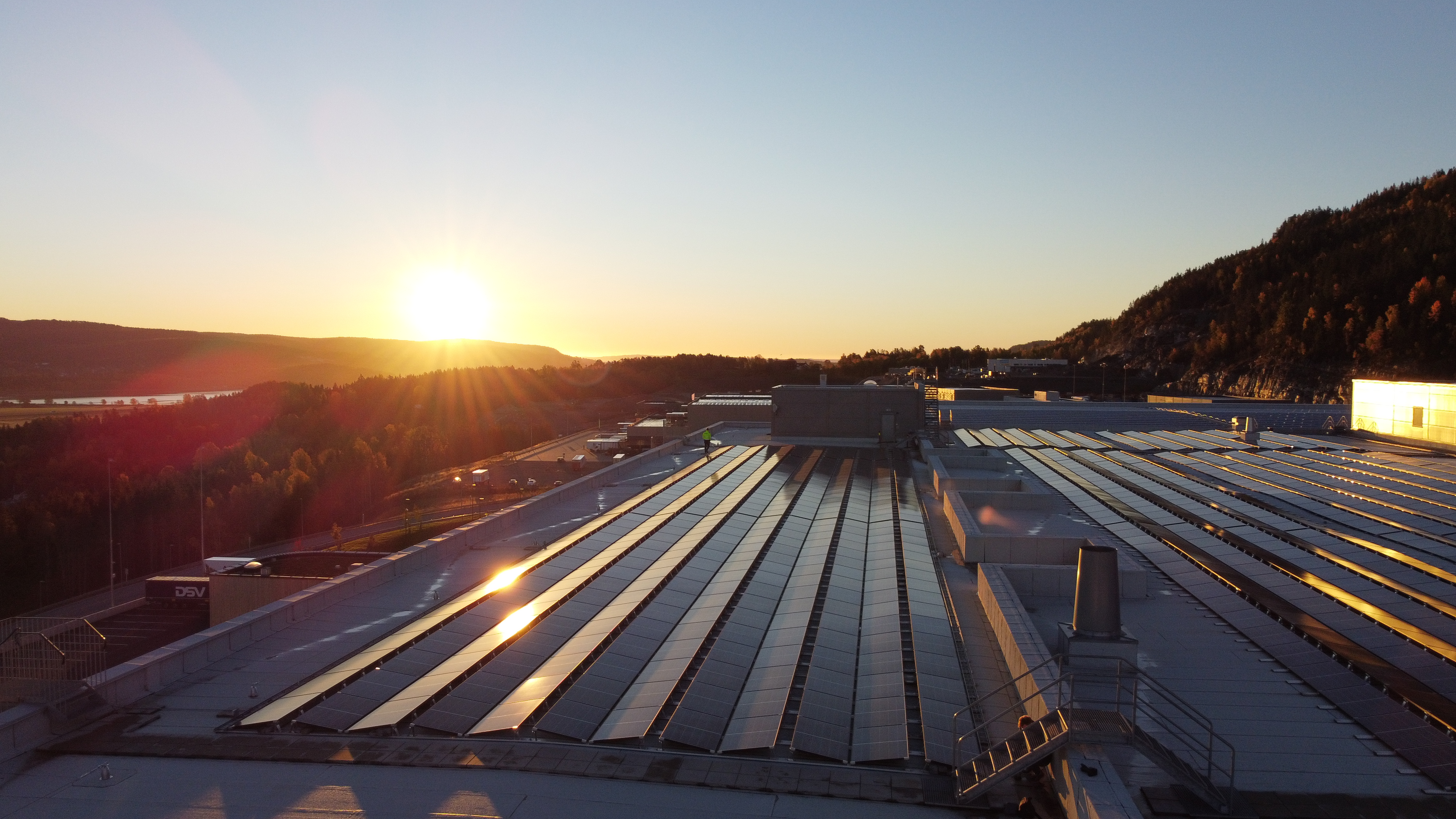 Bilde av solcellepanel på taket av et ASKO-bygg