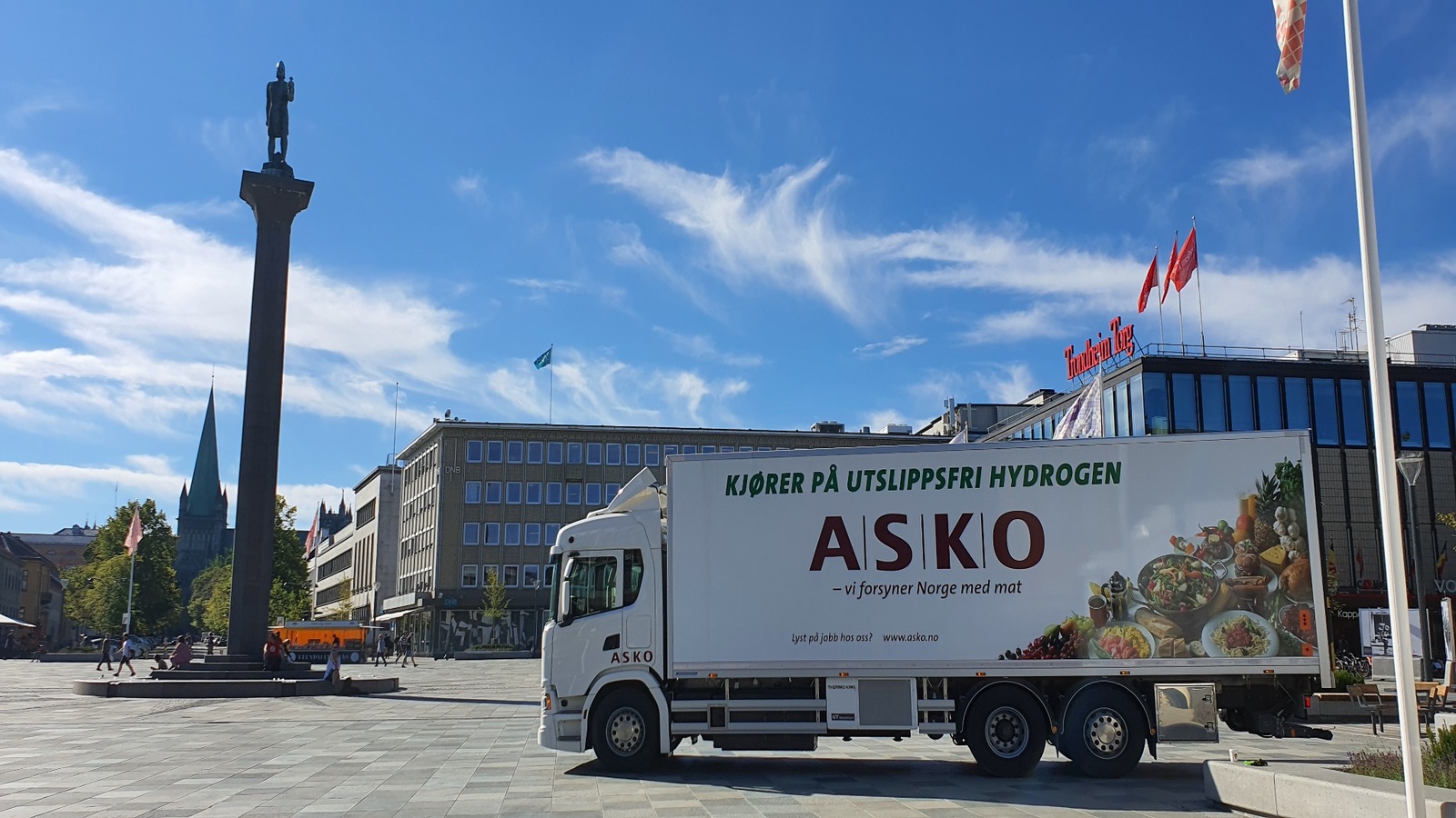 Hydrogenbil med ASKO-logo på utenfor Trondheim Torg.