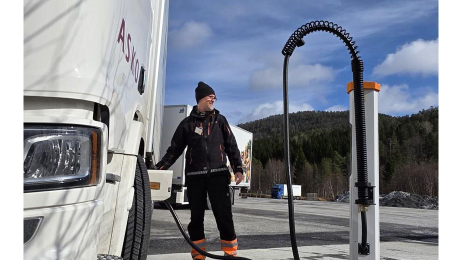 Utviklingen av ladeinfrastruktur er en viktig del av elektrifisering av lastebilflåten i ASKO. Flere av selskapene har investert i løsninger som støtter både økt bruk av elektriske lastebiler og en mer effektiv drift. I de følgende casene ser vi hvordan ASKO MOLDE, ASKO HEDMARK og ASKO ØST har implementert ladeanlegg som er tilpasset deres spesifikke behov.