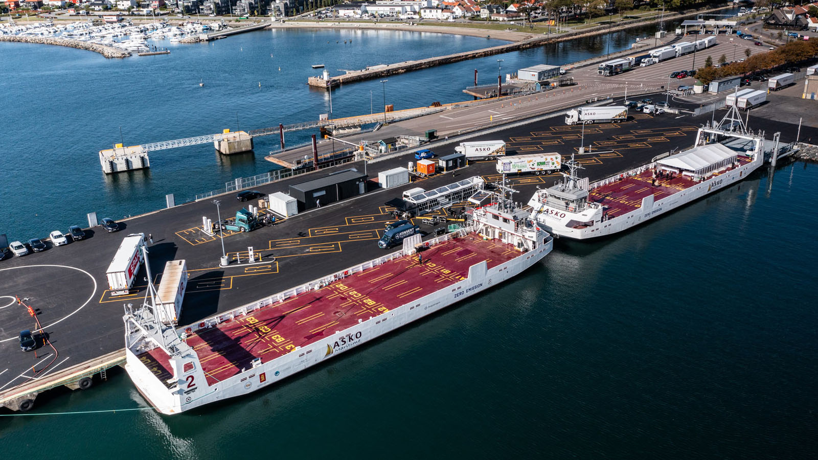 ASKO MARITIME tilbyr fossilfrie  logsitikkløsninger for sjøtransport.  Selskapet drifter i dag elektrisk  drevne sjødroner med tilknyttet  havneinfrastruktur som frakter  trailere og containere mellom  Moss og Horten.