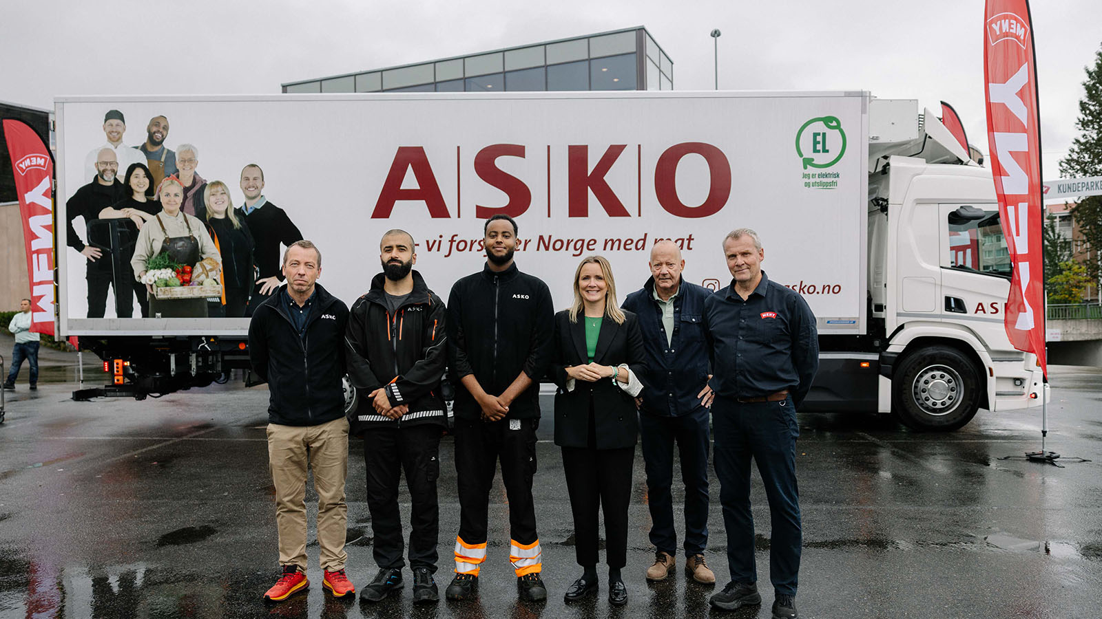 Sjåfører, ASKO-direktører og MENY-butikksjef foran ASKO-lastebil utenfor Meny Kalbakken og byråd for miljø og samferdsel i Oslo kommune, Marit Vea