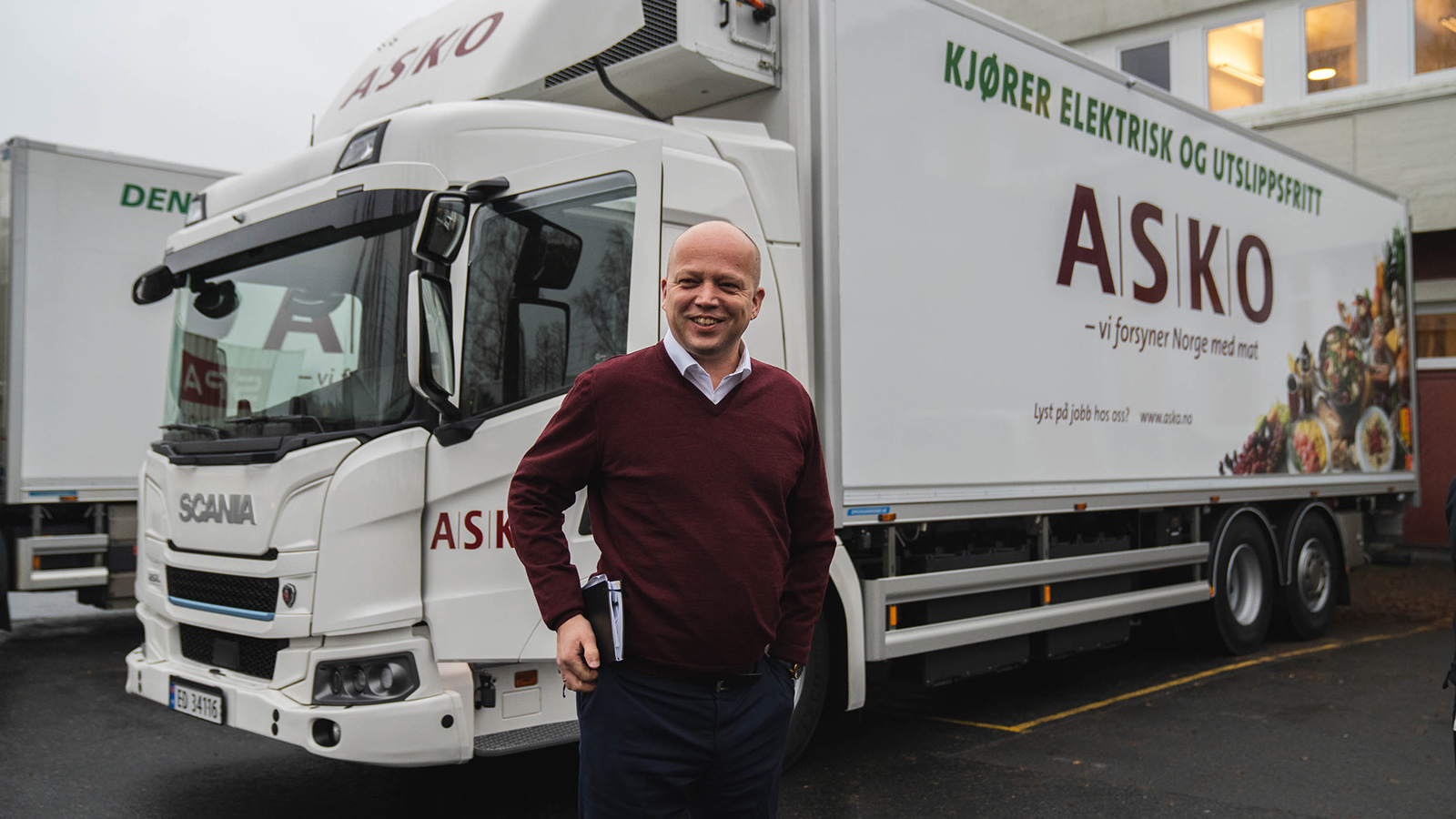 finansminister Trygve Slagsvold Vedum foran ASKOs elektriske lastebil