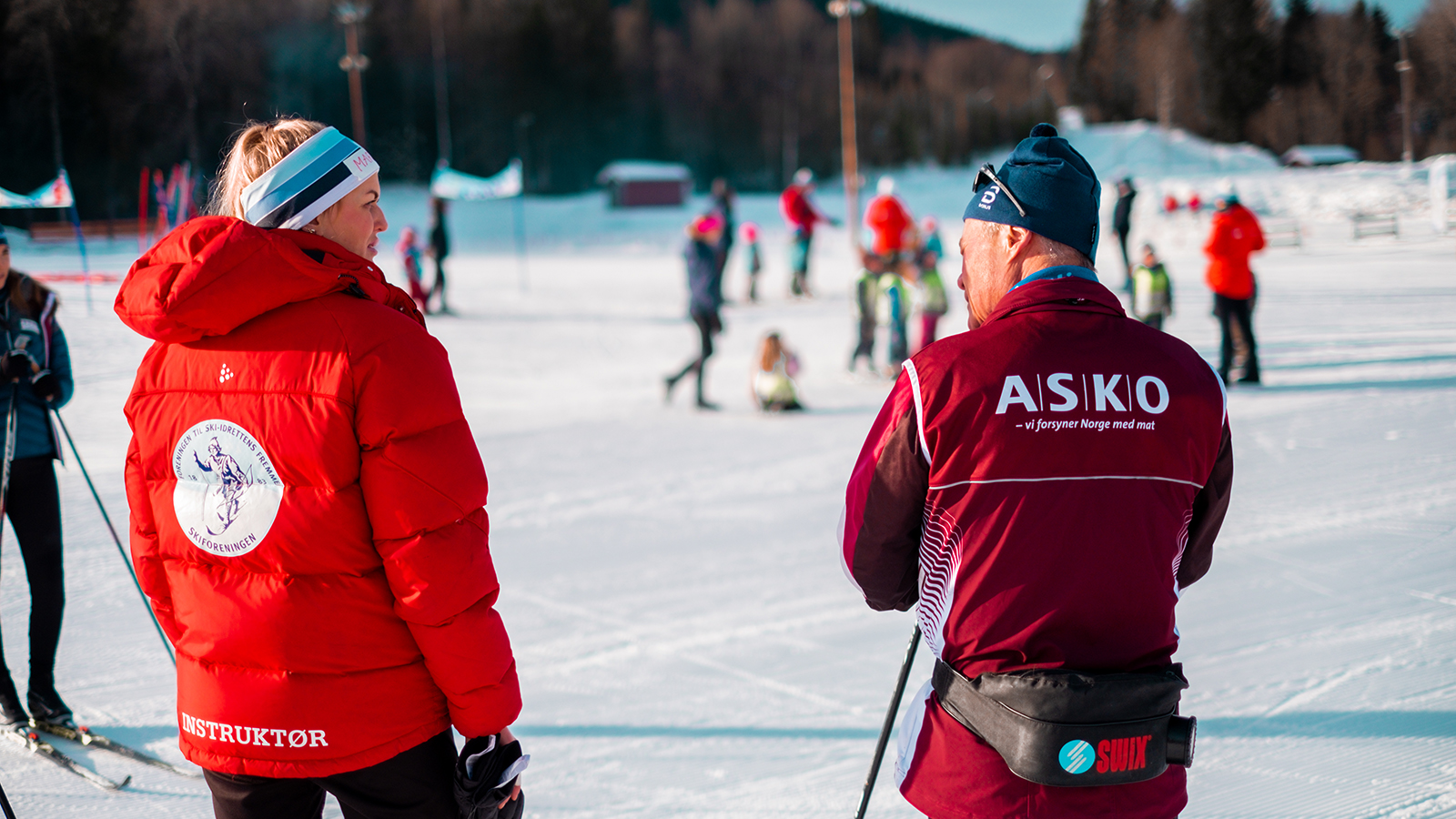 Bildet viser skiskoleleder Marte Kristiansen i prat med ASKOs styreleder Torbjørn Johannson.