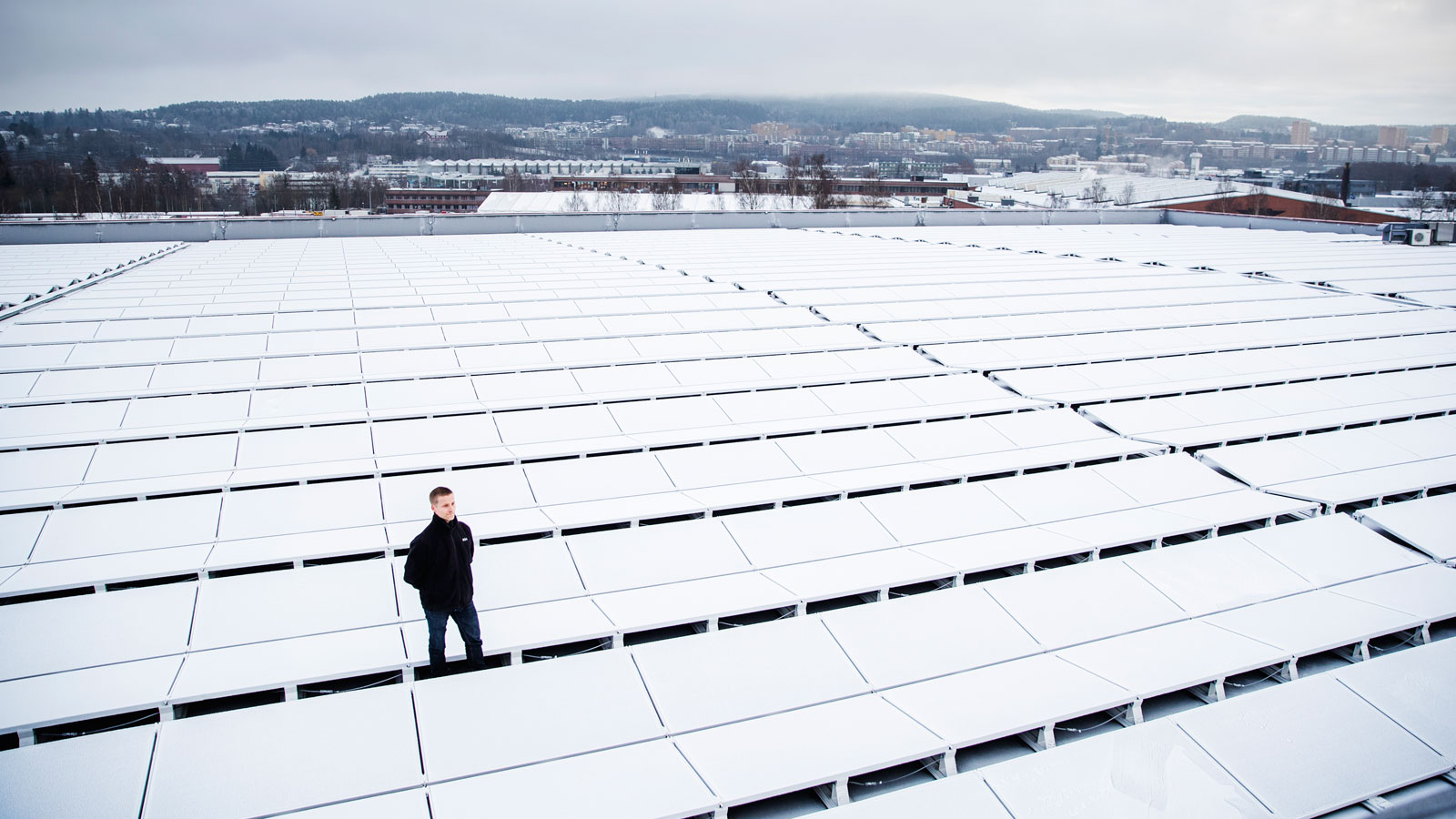 Økonomisjef i ASKO NORGE, Aleksander Jørgenrud, står på taket til ASKO NORGE AS omringet av solceller