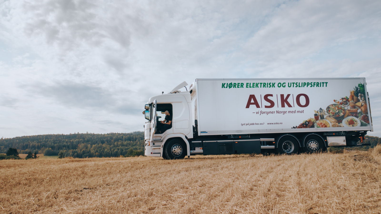 Elektrisk lastebil på et jorde
