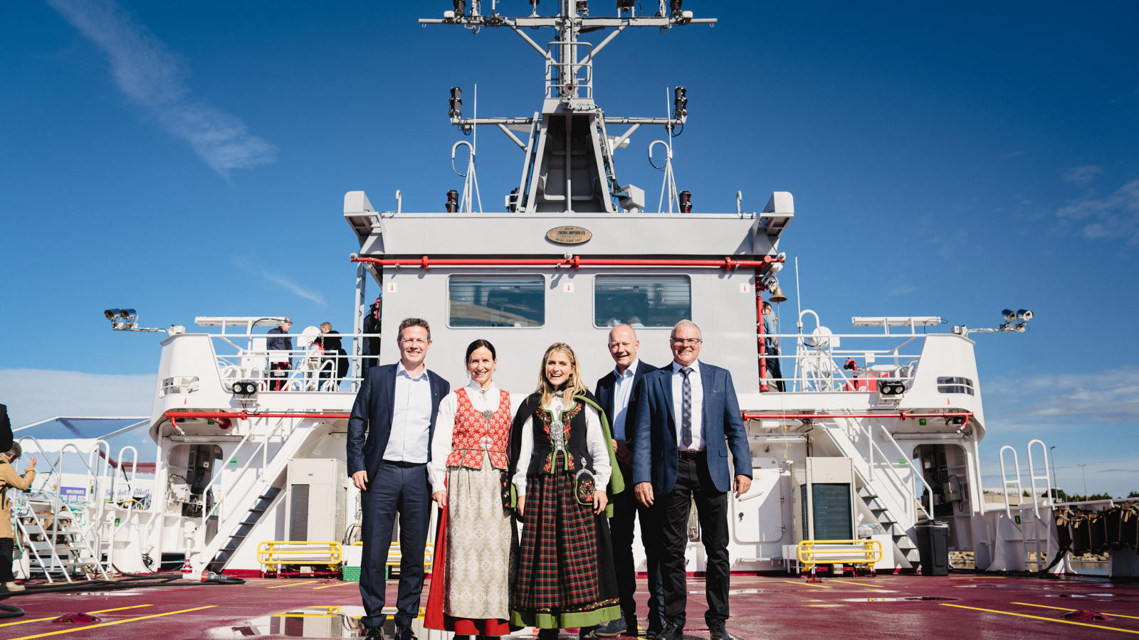 Konsernsjef i NorgesGruppen sammen med Marit Bjørgen, Therese Johaug, administrerende direktør i ASKO Tore Bekken og direktør for ASKO MARITIME Kai Just Olsen på dekk på batterielektrisk og førerløs skip.