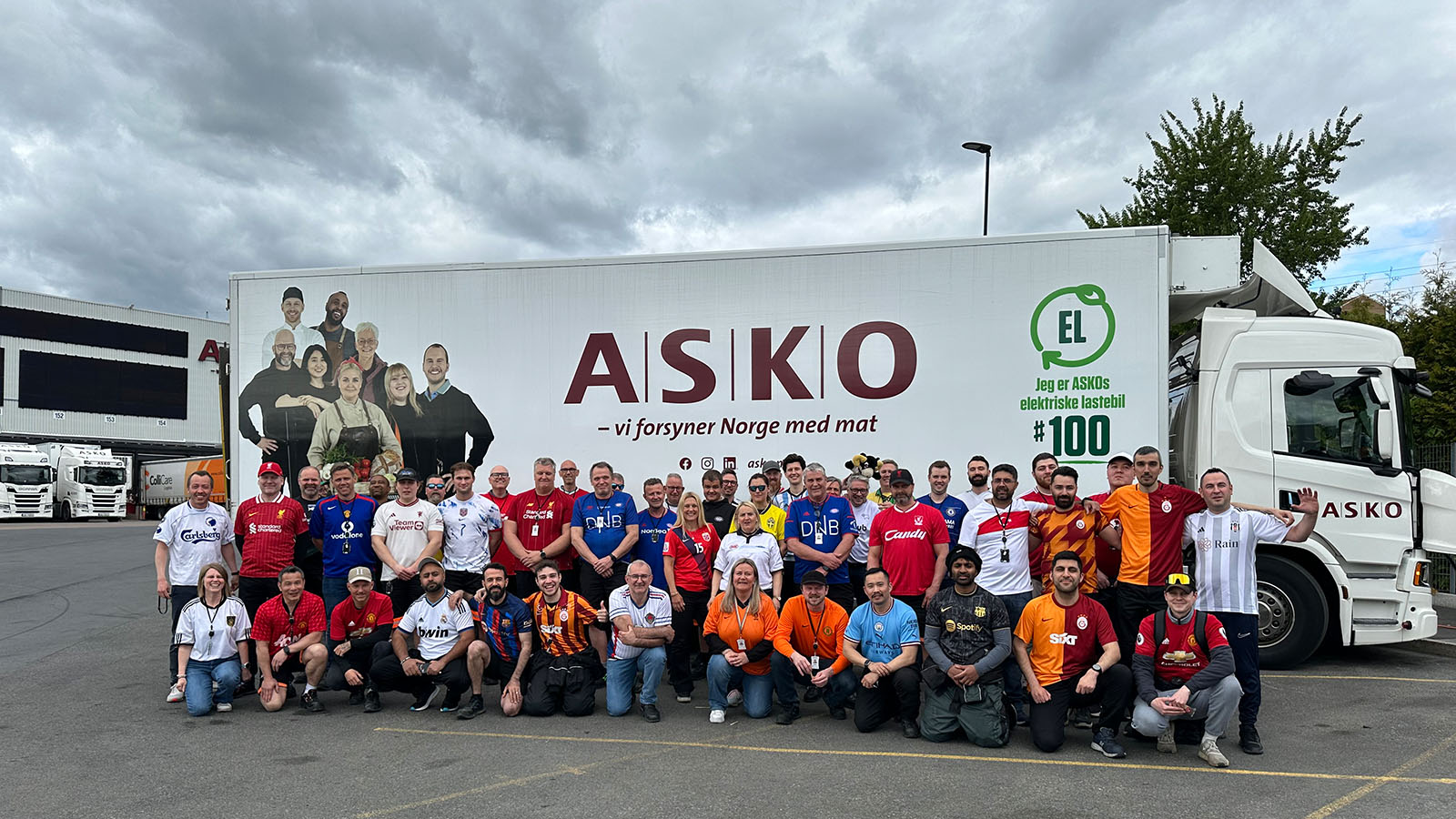 Medarbeidere i ASKO OSLO foran en elektrisk ASKO-lastebil